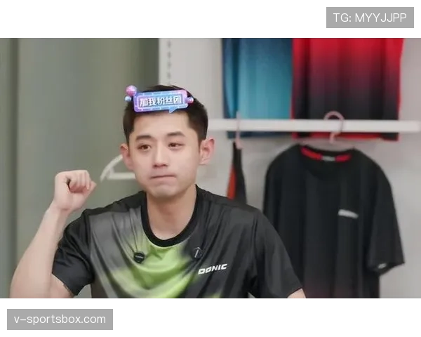 张继科这生活也太有戏了，沙发上名牌包和乒乓球拍随手堆成个小博物馆
